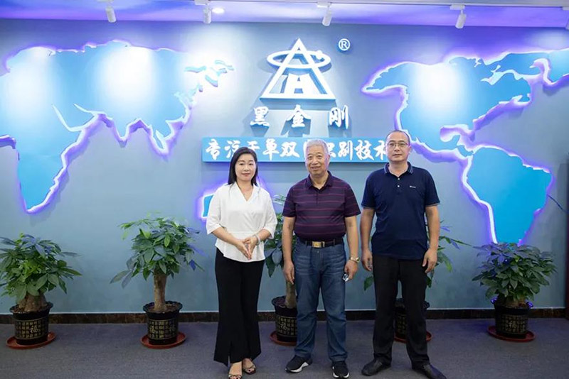 Shen Binyi, Chairman of Jiangsu Huayu Printing and Coating Equipment Group Co., Ltd. held hands with Black King Kong Company